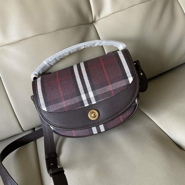 Picture of Burberry Handbags _SKUfw222105755fw